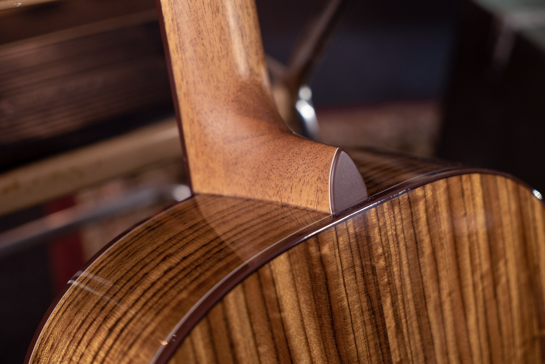 Washburn Washburn Bella Tono Studio 9 Charcoal Spruce Top Walnut Sides - Guitars