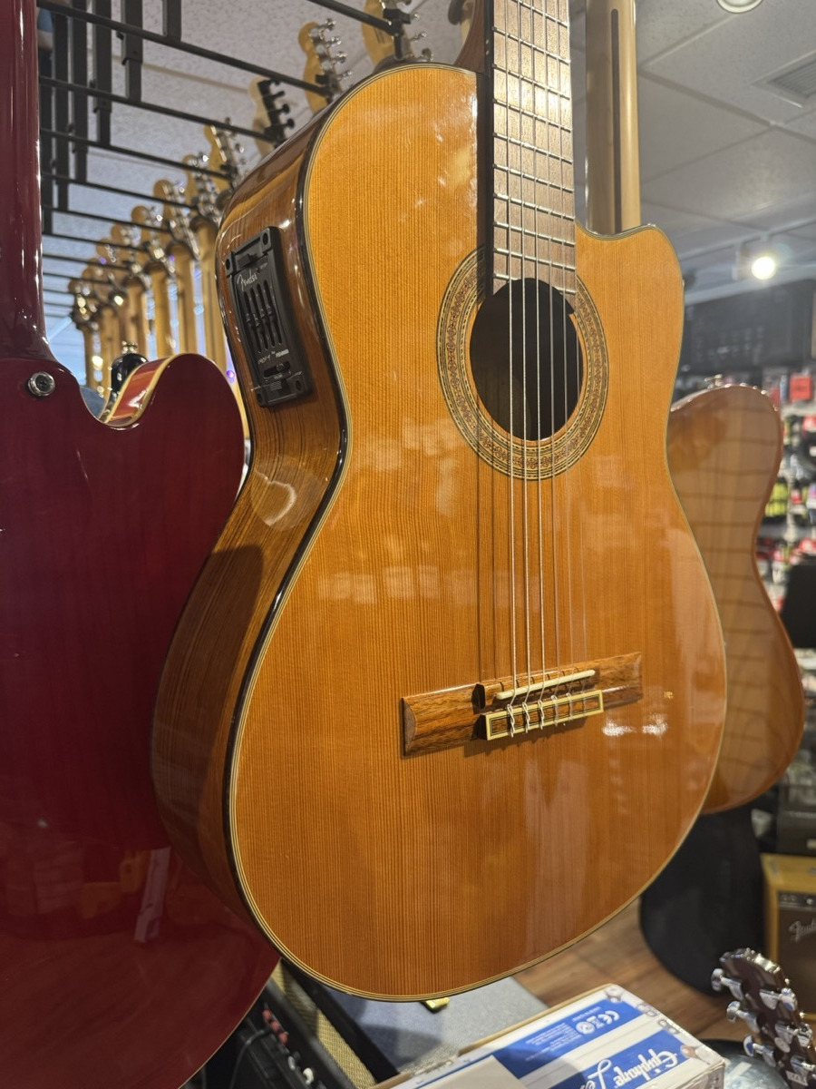 Fender USED Fender CG-24SCE Classical, Solid Cedar Top, Fishman PU, MIK - Used