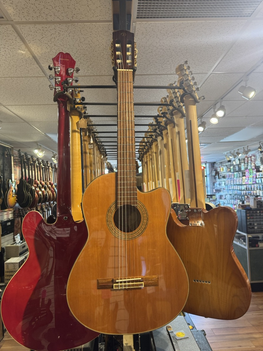 Fender USED Fender CG-24SCE Classical, Solid Cedar Top, Fishman PU, MIK - Used