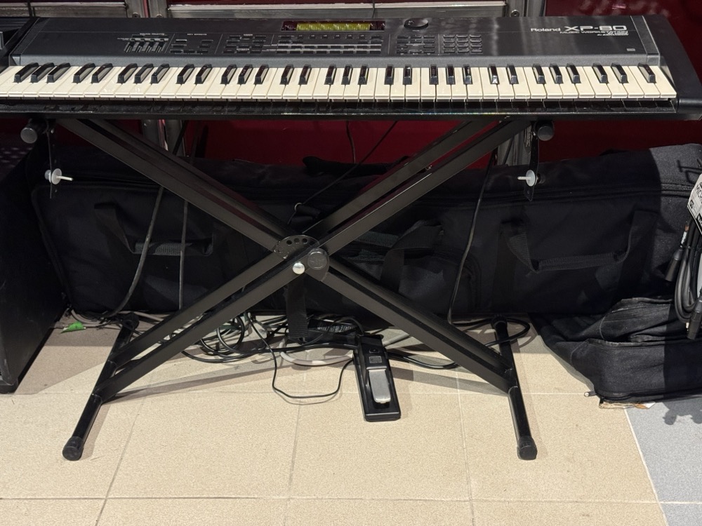 USED Roland XP-80 76 Key Synth, Bag, …
